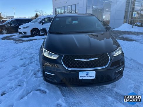 Used 2025 Chrysler Pacifica Select image 9