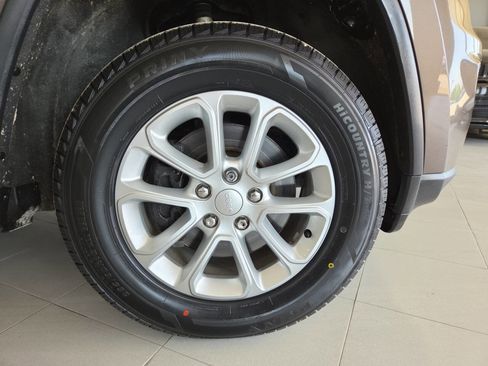 Used 2021 Jeep Grand Cherokee Laredo AWD/4WD image 9