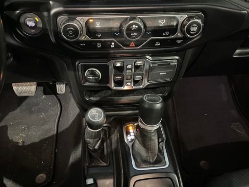 Used 2022 Jeep Gladiator Willys image 15