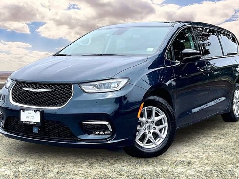 Used 2024 Chrysler Pacifica Touring-L FWD image 3