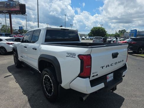 Certified 2025 Toyota Tacoma TRD Off-Road AWD/4WD image 6