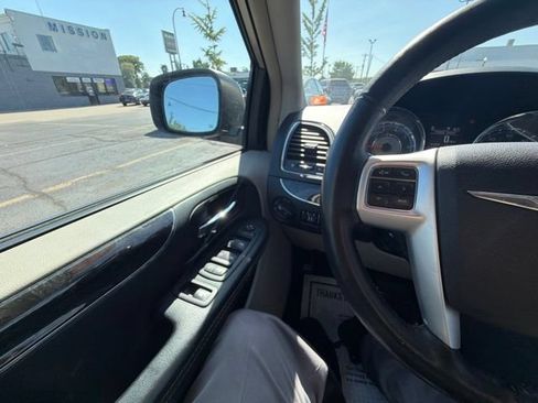 Used 2014 Chrysler Town & Country Touring-L w/ Driver Convenience Group FWD image 37