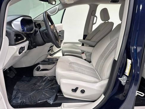 Used 2018 Chrysler Pacifica Touring Plus FWD image 13