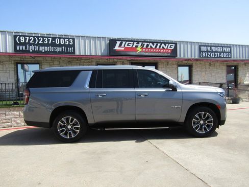 Used 2021 Chevrolet Suburban LT w/ Luxury Package RWD image 5
