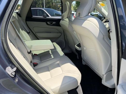 Used 2023 Volvo XC60 B5 Ultimate w/ Climate Package FWD image 13