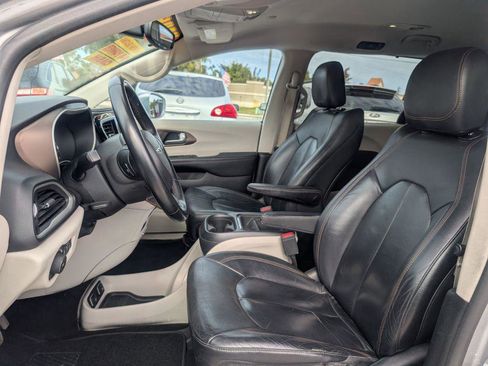 Used 2017 Chrysler Pacifica Touring-L image 9