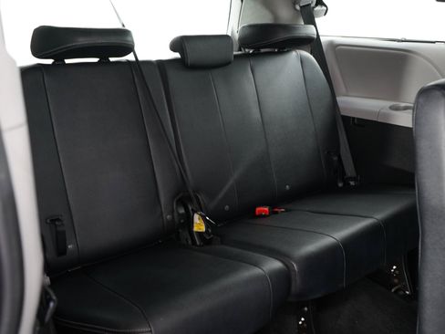Used 2017 Toyota Sienna SE FWD image 15