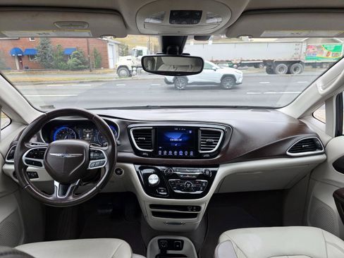 Used 2017 Chrysler Pacifica Touring-L image 19