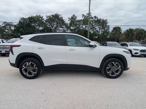 Used 2025 Chevrolet Trax LT FWD image 2