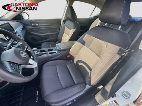 Used 2025 Nissan Altima 2.5 SV FWD image 26