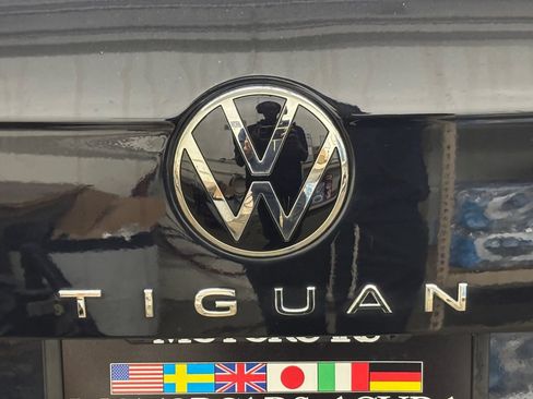 Used 2022 Volkswagen Tiguan SE R-Line AWD/4WD image 32