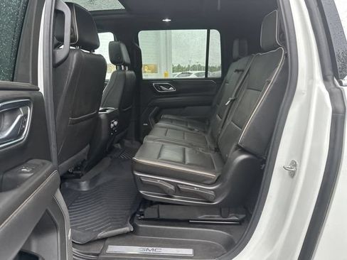 Used 2023 GMC Yukon XL SLT AWD/4WD image 18