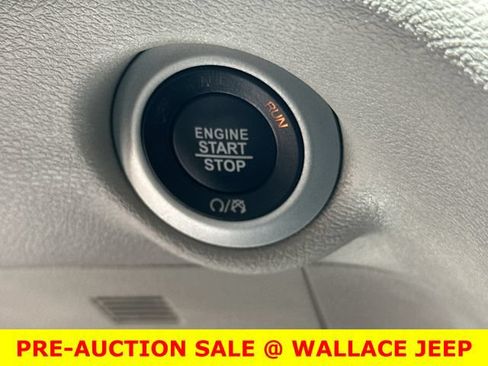 Used 2024 Chrysler Pacifica Touring-L FWD image 21