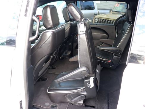 Used 2026 Chrysler Pacifica Limited FWD image 30