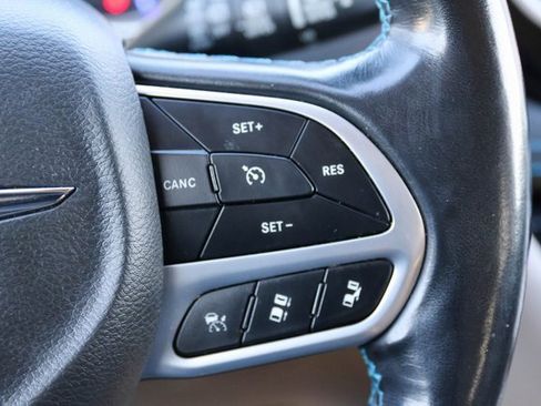 Used 2021 Chrysler Pacifica Touring-L image 29