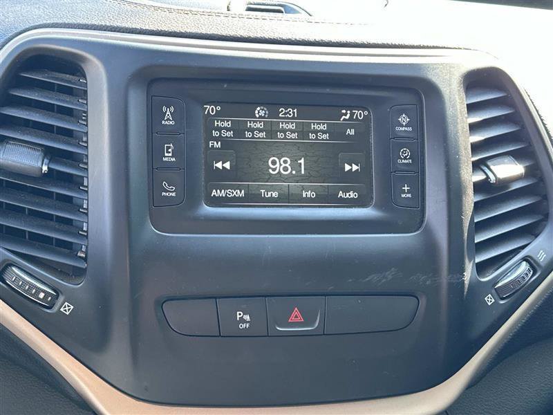Used 2018 Jeep Cherokee Latitude w/ Comfort & Convenience Group FWD image 16