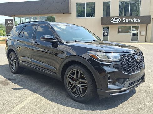 Used 2025 Ford Explorer ST AWD/4WD image 3