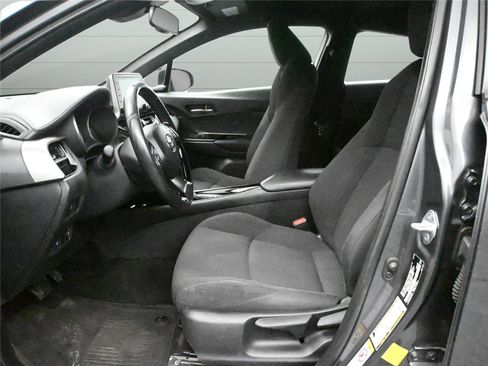 Used 2019 Toyota C-HR XLE image 7