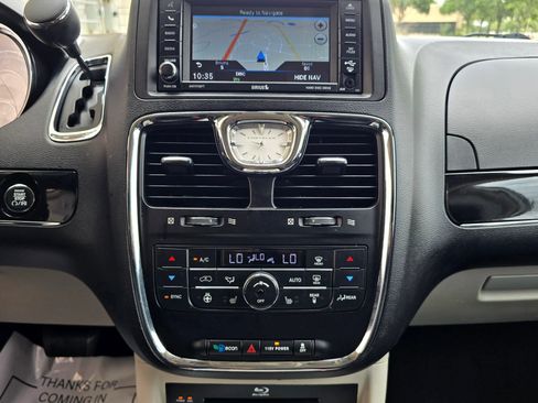 Used 2016 Chrysler Town & Country Limited FWD image 32