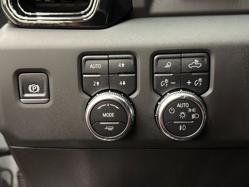 Used 2025 GMC Sierra 2500 AT4 w/ AT4 Premium Plus Package image 31