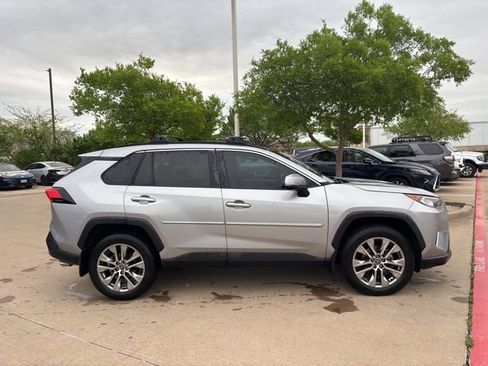 Used 2021 Toyota RAV4 XLE Premium image 4
