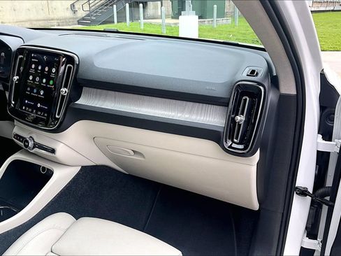 Certified 2026 Volvo XC40 B5 Plus AWD/4WD image 21