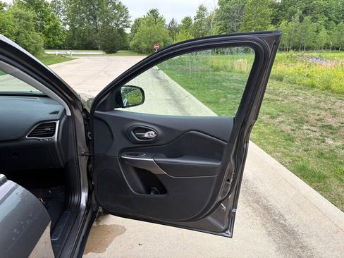 Used 2019 Jeep Cherokee Limited AWD/4WD image 27