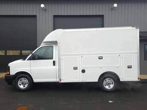 Used 2017 GMC Savana 3500 image 1