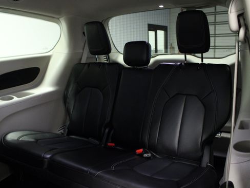 Used 2023 Chrysler Pacifica Touring-L FWD image 14