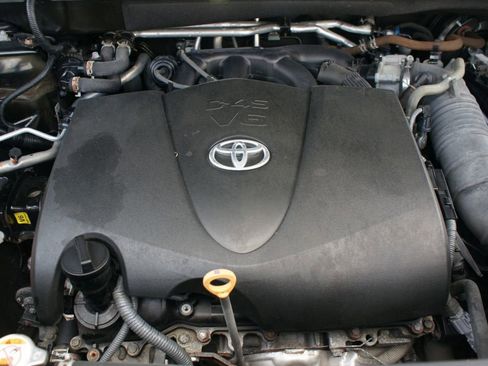 Used 2021 Toyota Highlander LE AWD/4WD image 28