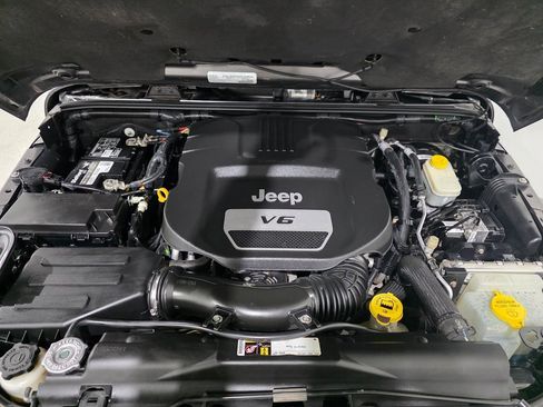 Used 2016 Jeep Wrangler Unlimited Sahara w/ Dual Top Group image 10