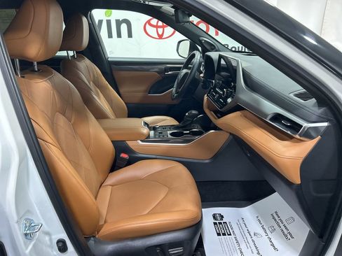 Used 2025 Toyota Highlander Platinum image 12