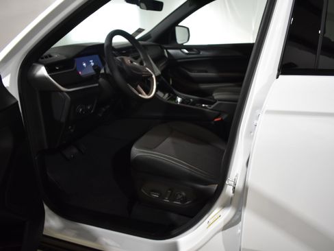 New 2025 Jeep Grand Cherokee Laredo X image 12