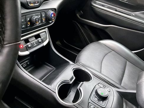 Used 2024 GMC Terrain SLT image 16