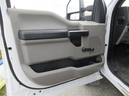 Used 2017 Ford F550 2WD Regular Cab Super Duty image 17