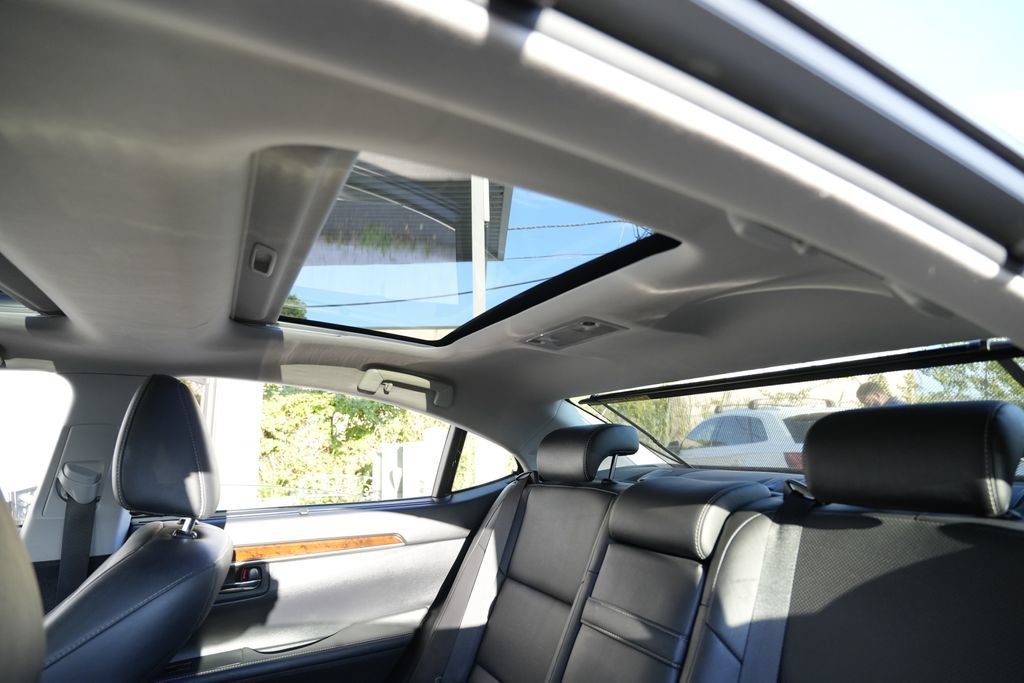Used 2015 Lexus ES 350 w/ Ultra Luxury Package FWD image 25