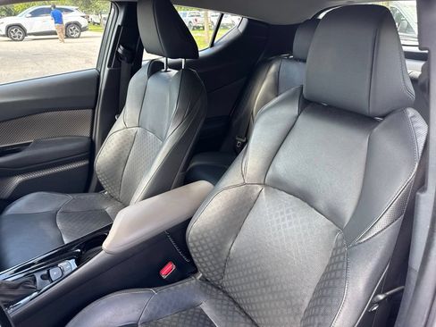 Used 2022 Toyota C-HR Limited FWD image 10