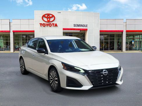 Used 2025 Nissan Altima 2.5 SV FWD image 2