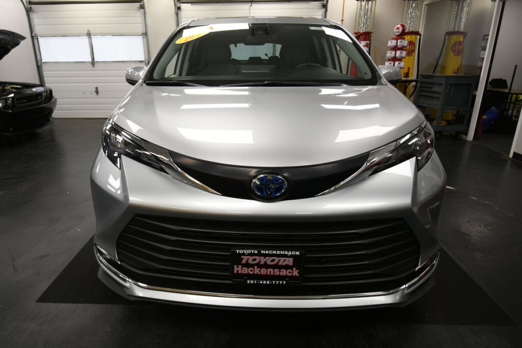 Certified 2024 Toyota Sienna XLE FWD image 2