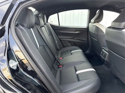 Used 2025 Toyota Camry SE image 32