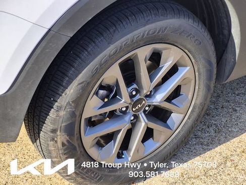 Certified 2025 Kia Telluride LX FWD image 7