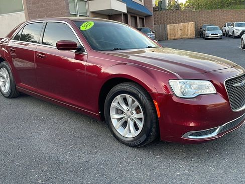 Used 2018 Chrysler 300 Touring image 2
