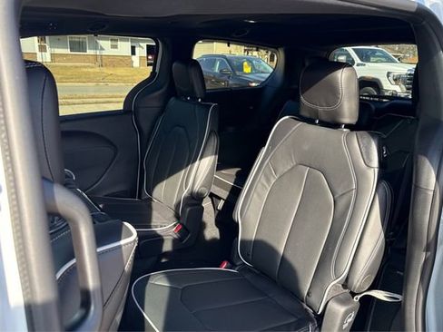 New 2026 Chrysler Pacifica Limited w/ Uconnect Theater Family Group image 10