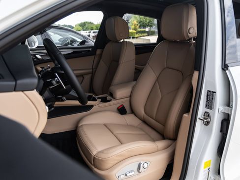 New 2026 Porsche Macan AWD/4WD image 5