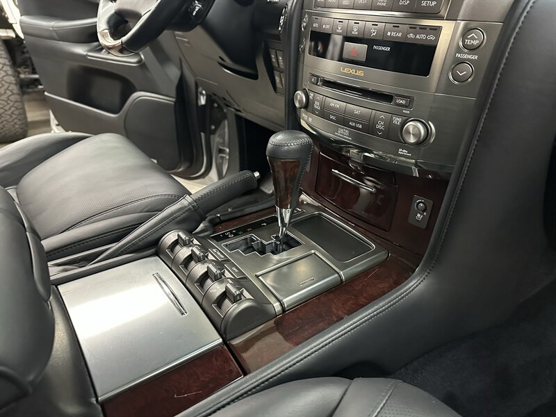 Used 2011 Lexus LX 570 4WD w/ Luxury Pkg image 32