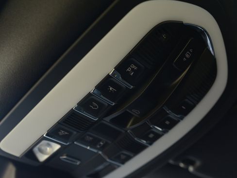 Certified 2026 Porsche Macan AWD/4WD image 24