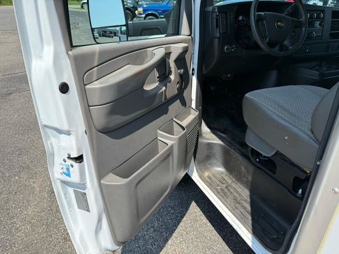 Used 2015 Chevrolet Express 3500 Extended RWD image 17