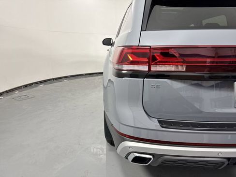 Used 2024 Volkswagen Atlas Peak Edition SE AWD/4WD image 32