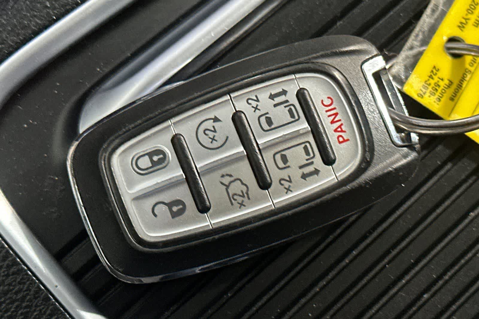 Used 2023 Chrysler Pacifica Limited FWD image 28