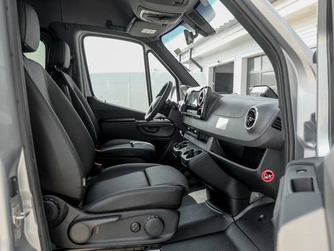 Used 2025 Mercedes-Benz Sprinter 2500 image 24
